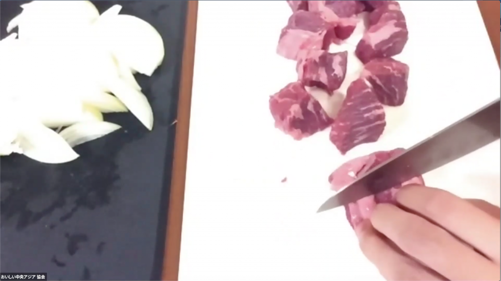 牛肉は厚みのあるステーキ用を一口大に切って使います。