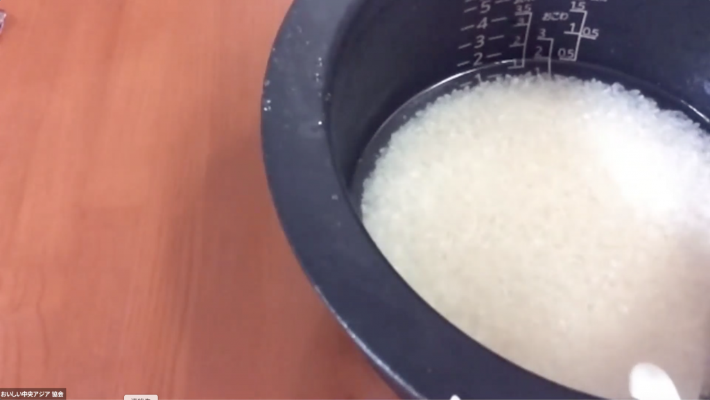 お米2合を研いで炊飯器にセットします。