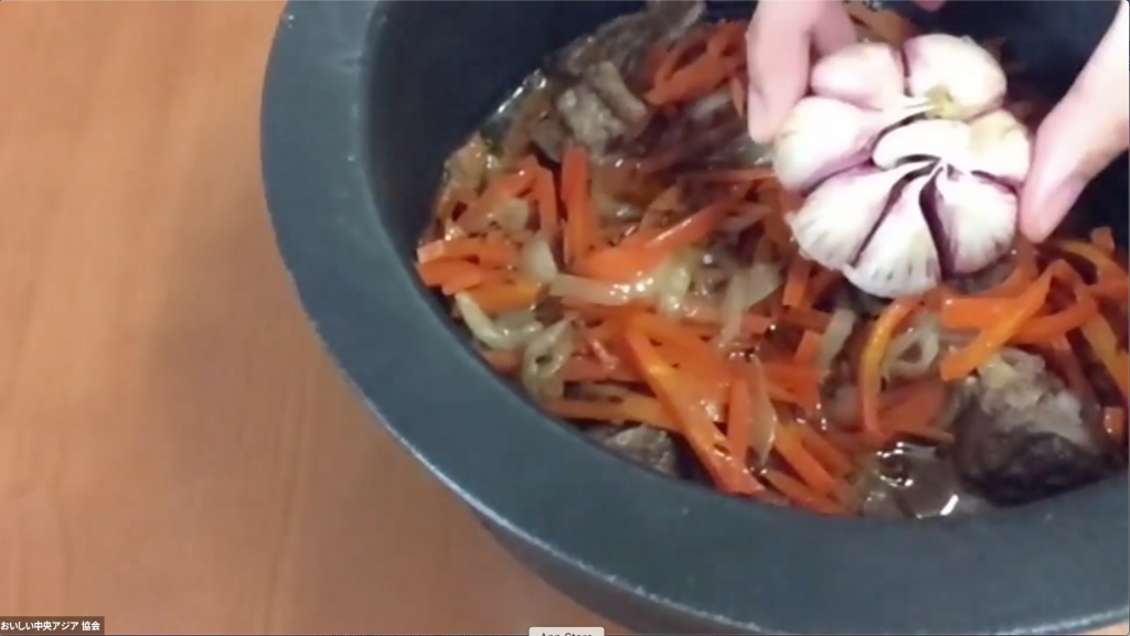 最後に用意しておいたにんにくを1玉まるごと投入!
