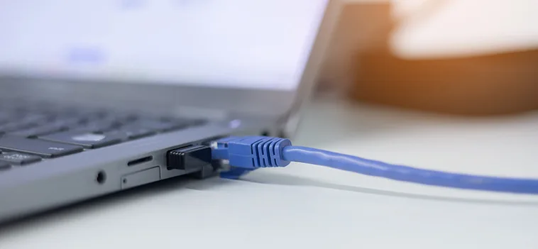 有線接続：LANケーブルをつなぐ物理的な接続